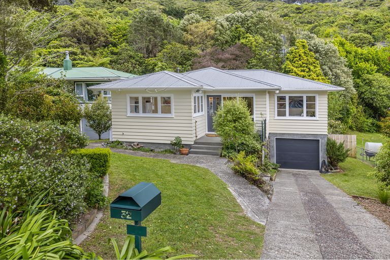 Photo of property in 52 Chester Road, Tawa, Wellington, 5028