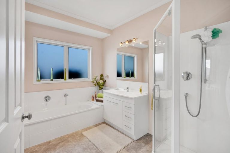 Photo of property in 5 Vardon Way, Waiwhakaiho, New Plymouth, 4312