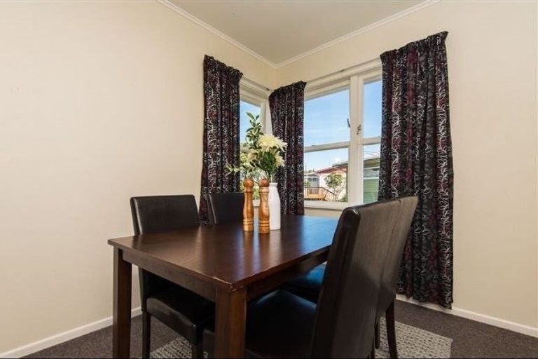 Photo of property in 21 Quigley Street, Newlands, Wellington, 6037