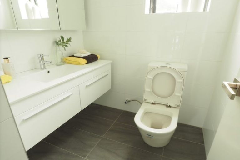 Photo of property in 2/10 Silver Moon Road, Albany Heights, Auckland, 0632