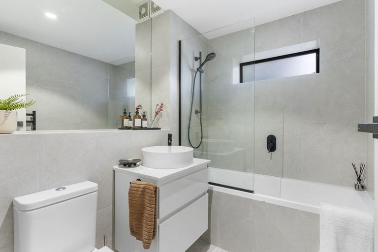 Photo of property in 2/42 Island Road, Beach Haven, Auckland, 0626
