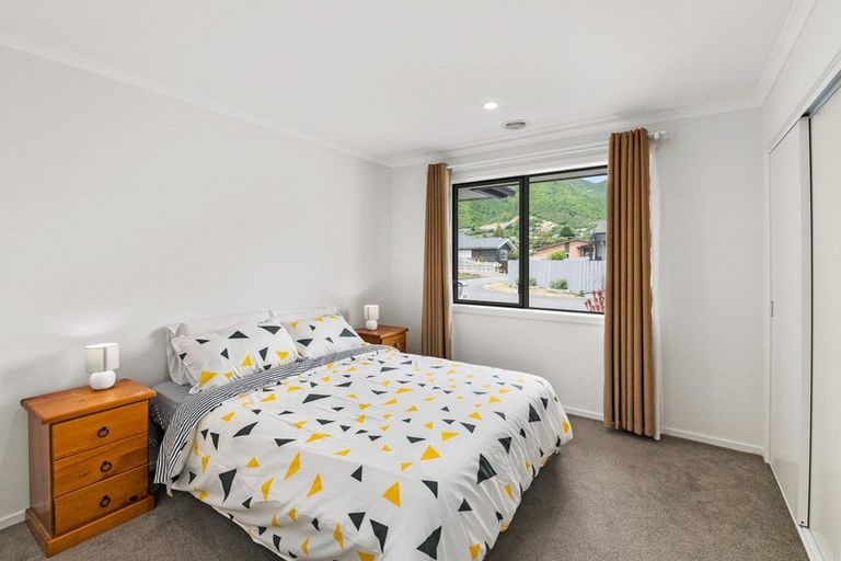 Photo of property in 6 Saint Vincent Way, Waikanae, 5036