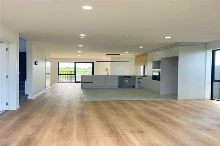 Photo of property in 8 Harikoa Way, Karaka, 2113