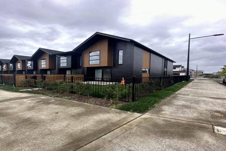 Photo of property in 80 Papatupu Way, Kumeu, 0810