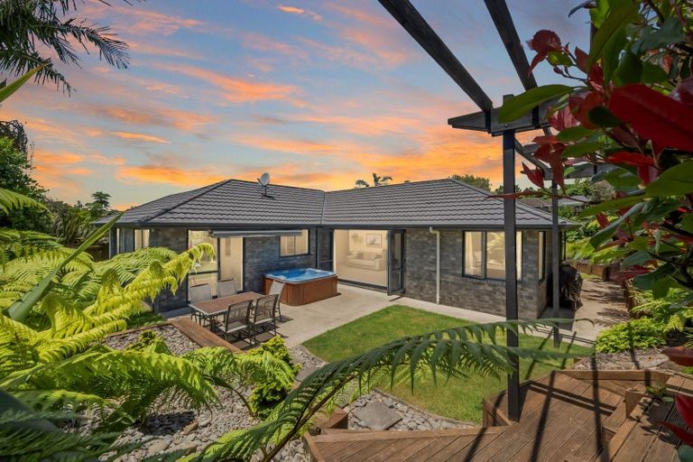 Photo of property in 56 Cabeleigh Drive, Helensville, 0800