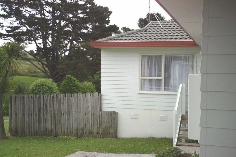 Photo of property in 2/2 Rook Place, Unsworth Heights, Auckland, 0632