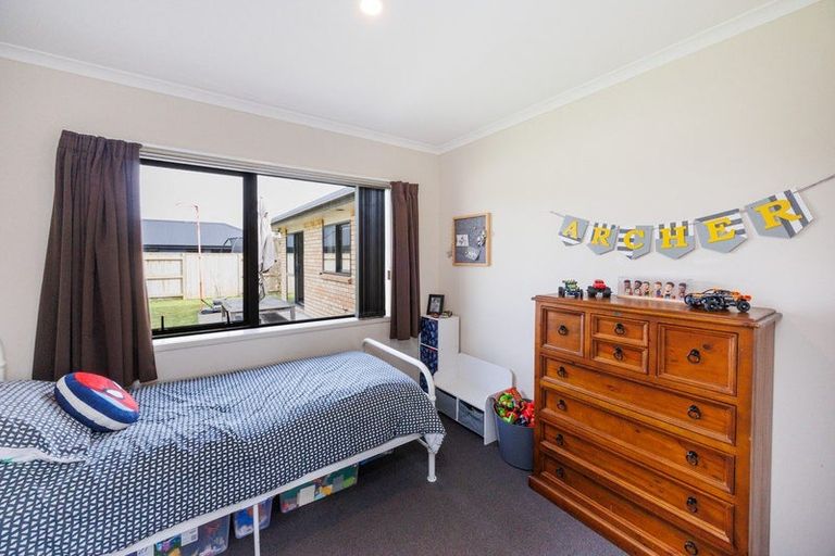 Photo of property in 15 Chestnut Close, Kelvin Grove, Palmerston North, 4414