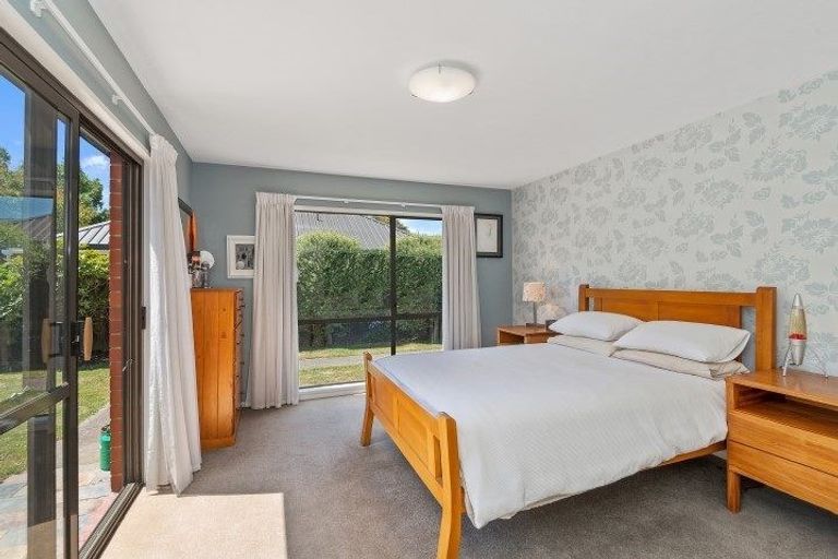 Photo of property in 4 Glenburn Place, Avonhead, Christchurch, 8042