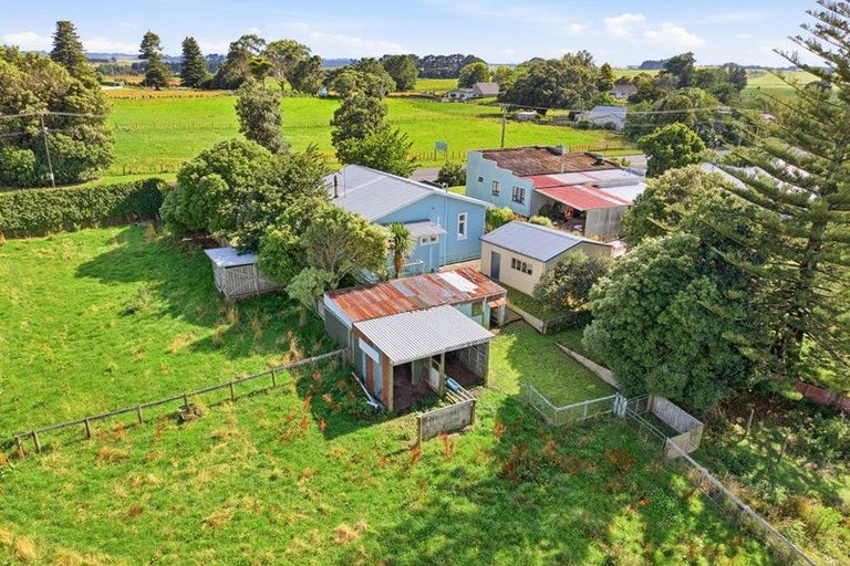 Photo of property in 31 Weraroa Road, Waverley, 4510