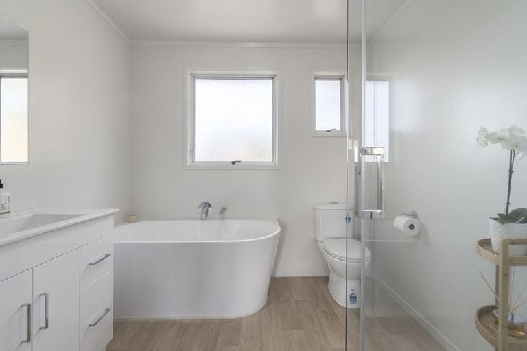 Photo of property in 8 Hewlett Road, Massey, Auckland, 0614