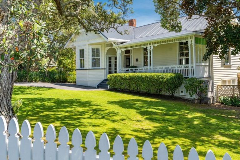 Photo of property in 30 Maritime Terrace, Birkenhead, Auckland, 0626