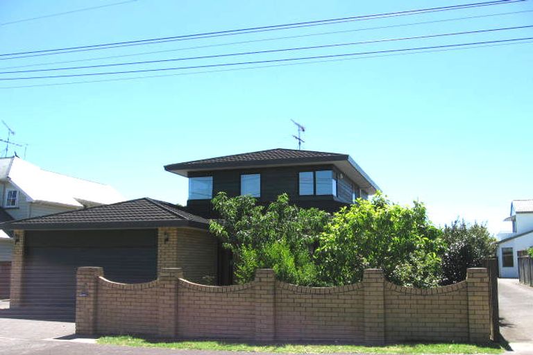Photo of property in 2/3 Stratford Avenue, Milford, Auckland, 0620