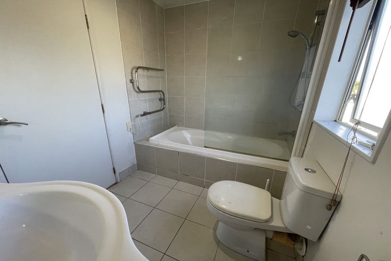 Photo of property in 16 Merlot Way, Te Atatu South, Auckland, 0610