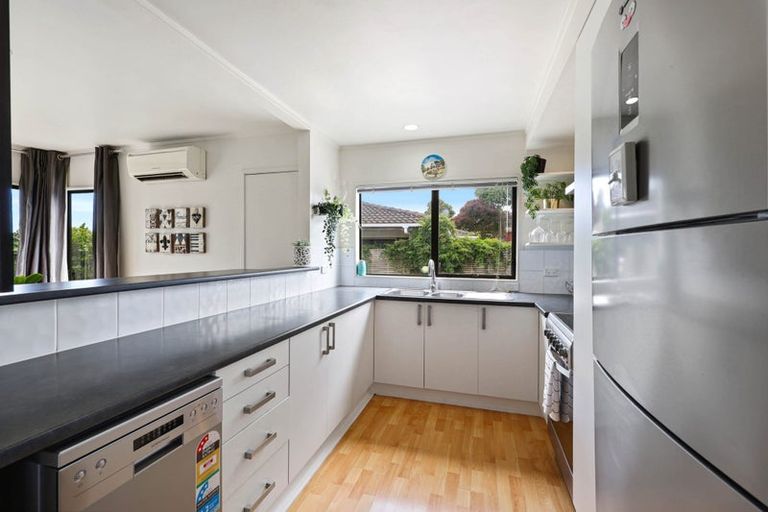 Photo of property in 2/34 Tupaki Place, Pakuranga Heights, Auckland, 2010