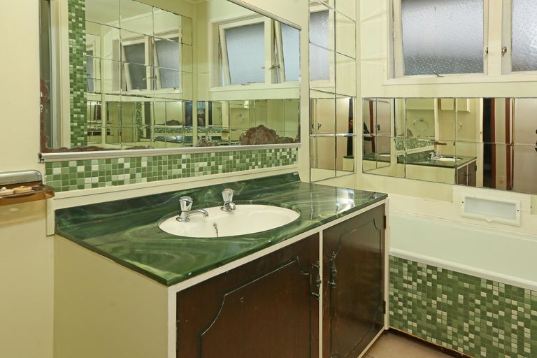 Photo of property in 6 Meadow Crescent, Te Atatu South, Auckland, 0602