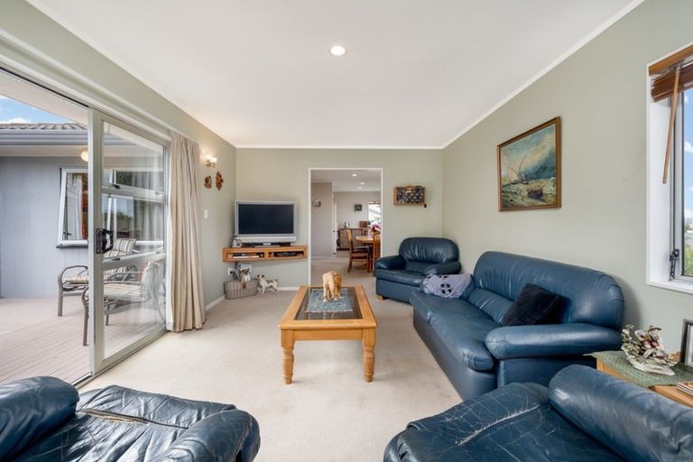 Photo of property in 2/114 Bradbury Road, Botany Downs, Auckland, 2010