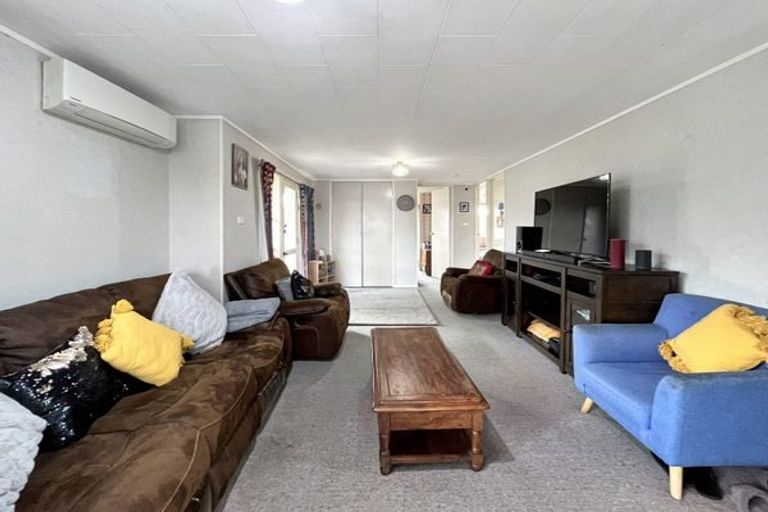 Photo of property in 33 Suzanne Grove, Kelvin Grove, Palmerston North, 4414