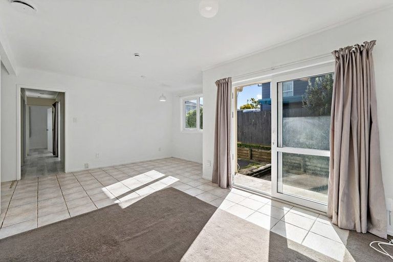 Photo of property in 1/14 Chislehurst Street, Henderson, Auckland, 0612