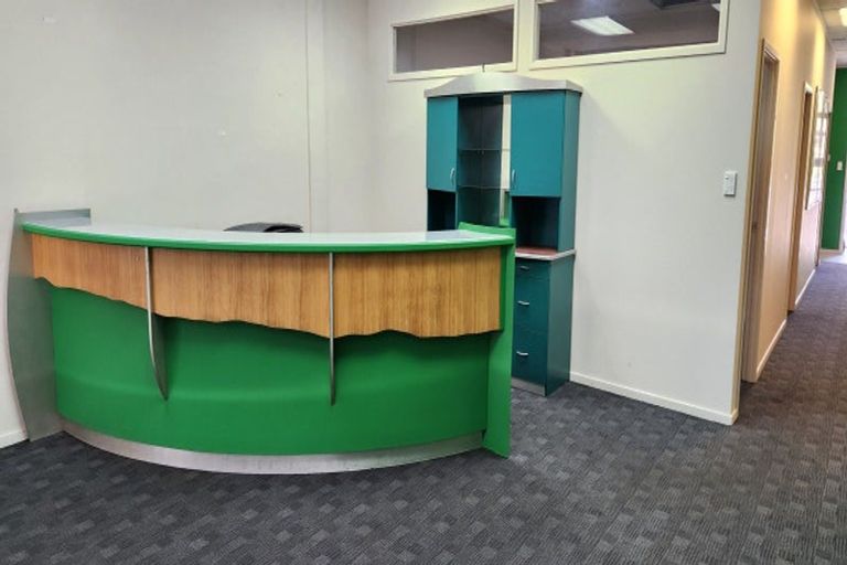 Photo of property in 2/98 Great South Road, Manurewa, Auckland, 2102