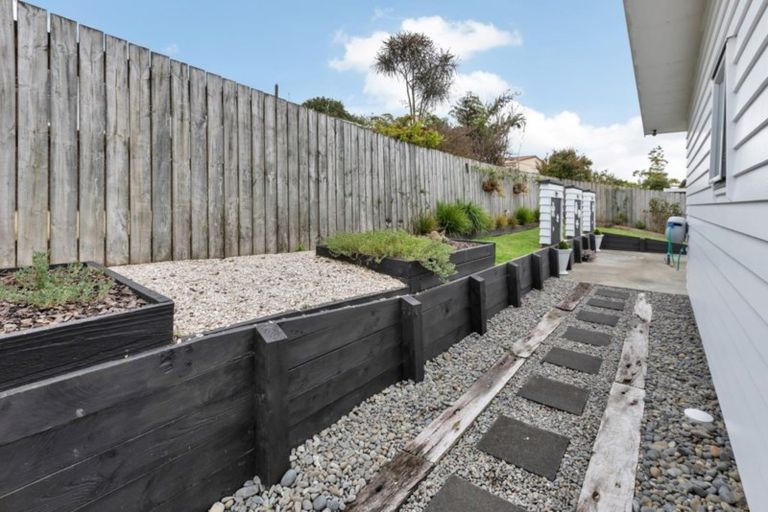 Photo of property in 18 Resolution Place, One Tree Point, 0118