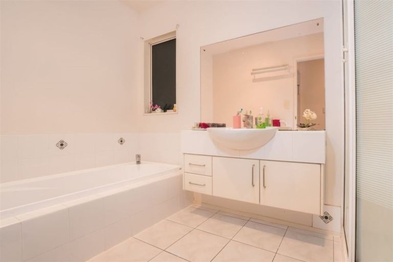 Photo of property in 10 Stephanie Close, Glenfield, Auckland, 0629