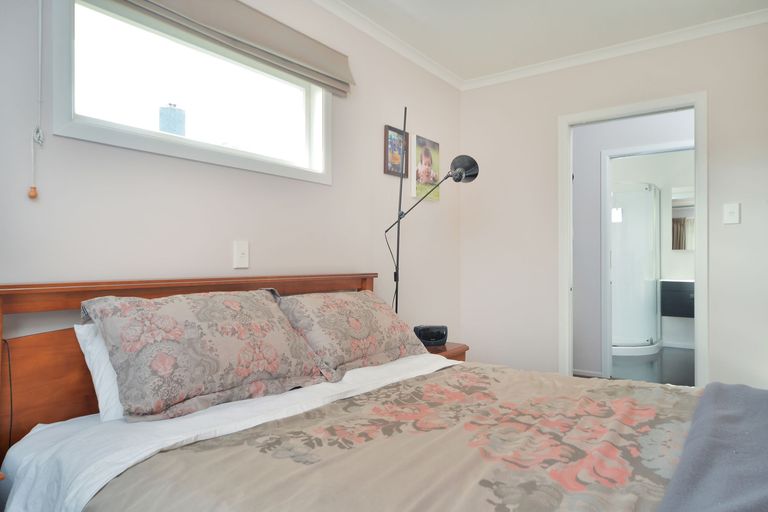 Photo of property in 30a Enderby Drive, Te Atatu Peninsula, Auckland, 0610