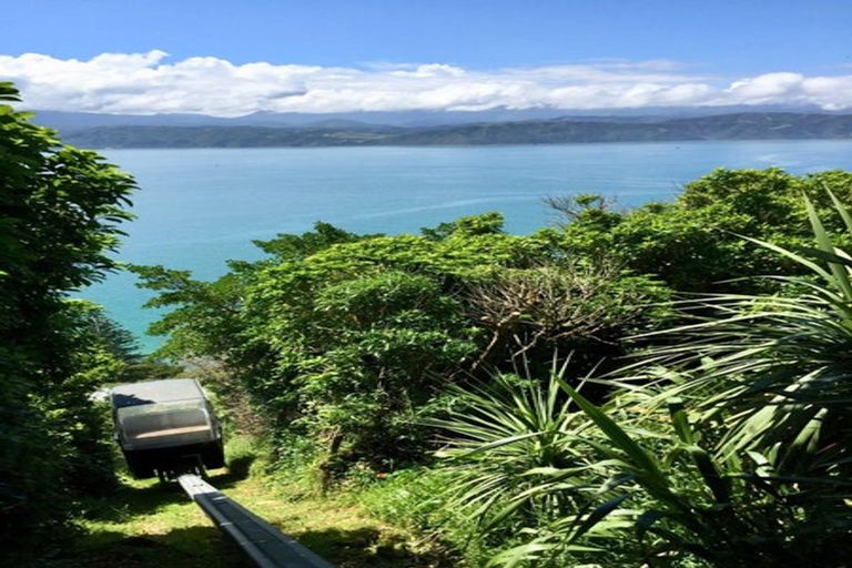 Photo of property in 15a Fortification Road, Karaka Bays, Wellington, 6022