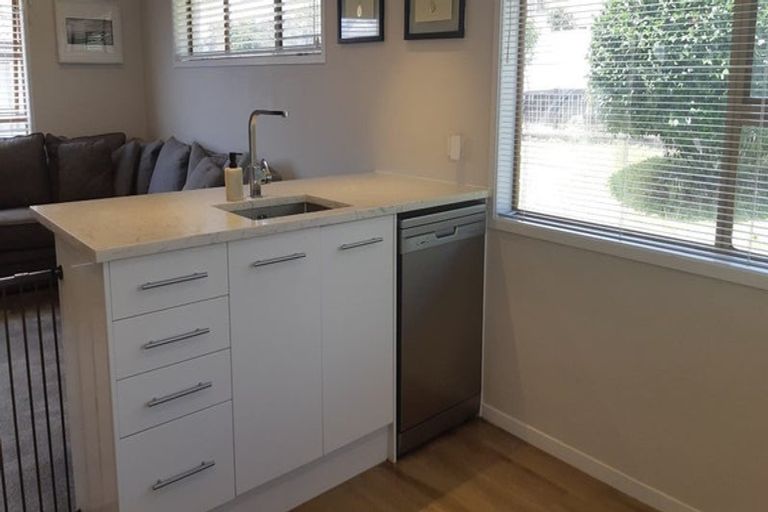 Photo of property in 1/32 Shanaway Rise, Hillcrest, Auckland, 0627