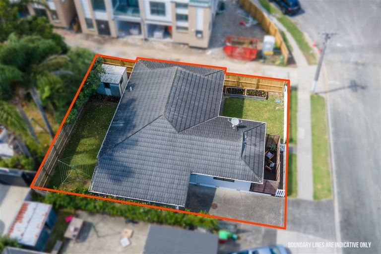 Photo of property in 2/18 Gloria Avenue, Te Atatu Peninsula, Auckland, 0610