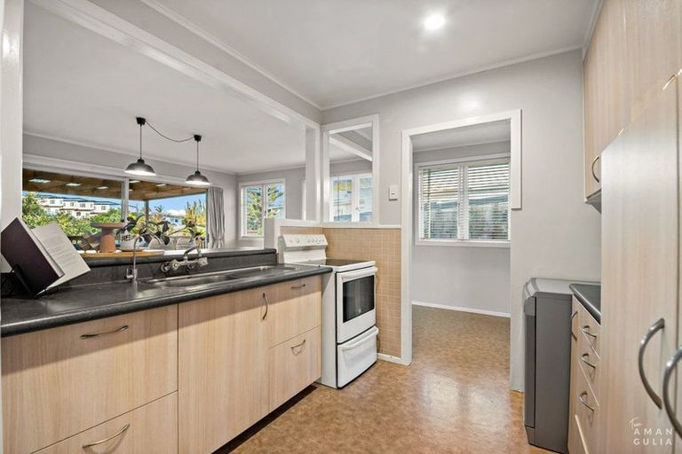 Photo of property in 27 Amberley Avenue, Te Atatu South, Auckland, 0610