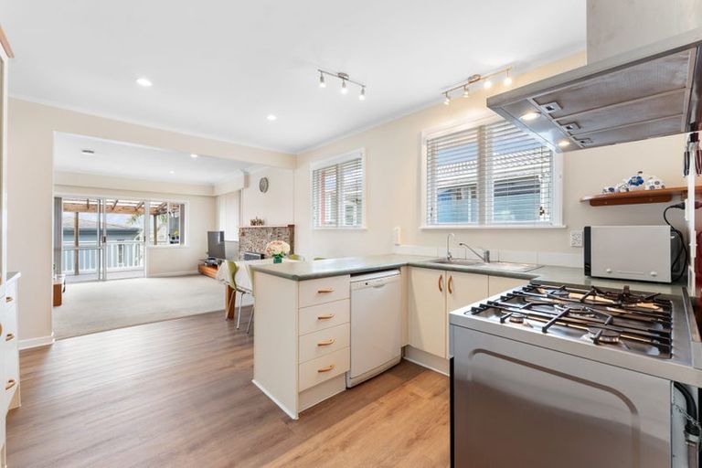 Photo of property in 1/625 Beach Road, Rothesay Bay, Auckland, 0630