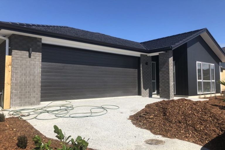 Photo of property in 18 Papa Orchard Drive, Kumeu, 0810