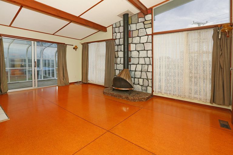 Photo of property in 6 Meadow Crescent, Te Atatu South, Auckland, 0602