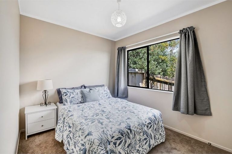 Photo of property in 2/10 Sevilla Place, Unsworth Heights, Auckland, 0632