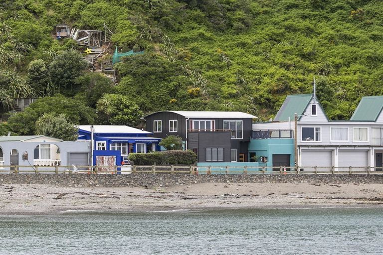Photo of property in 32 Owhiro Bay Parade, Owhiro Bay, Wellington, 6023