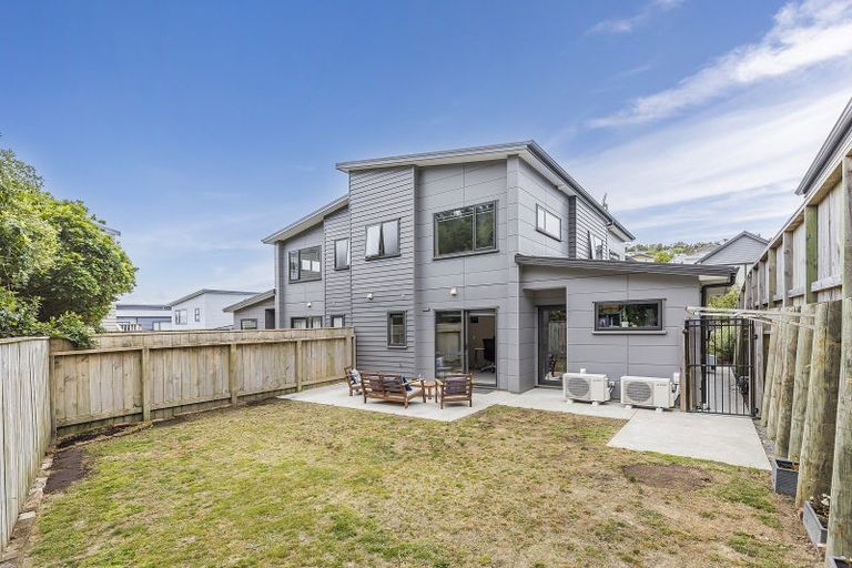 Photo of property in 19 Brindle Way, Newlands, Wellington, 6037