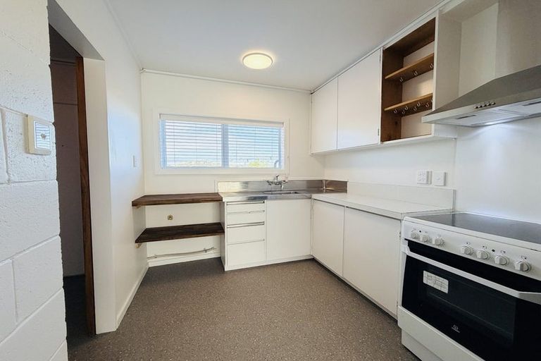 Photo of property in 10 Waiwera Crescent, Maupuia, Wellington, 6022