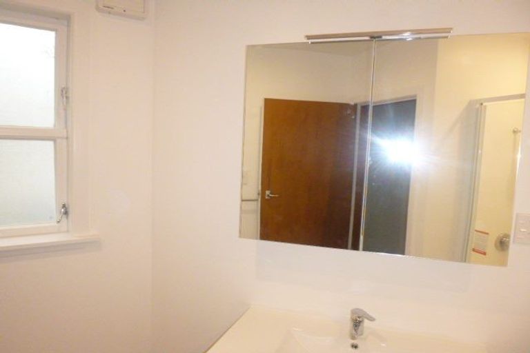 Photo of property in 2b Garden Road, Northland, Wellington, 6012