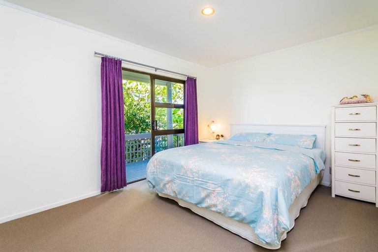 Photo of property in 33 Glen Vista Place, Bayview, Auckland, 0629