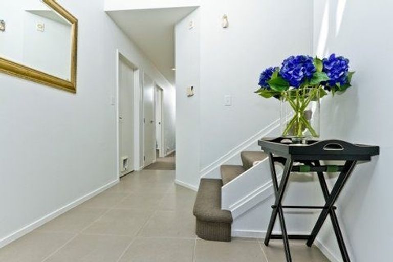 Photo of property in 26/15 Bush Lane, Northcote Point, Auckland, 0627
