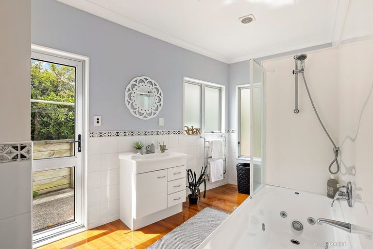 Photo of property in 21 Napier Street, Karaka Bays, Wellington, 6022