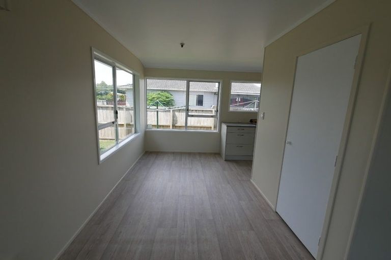 Photo of property in 1/32 Challen Close, Conifer Grove, Takanini, 2112