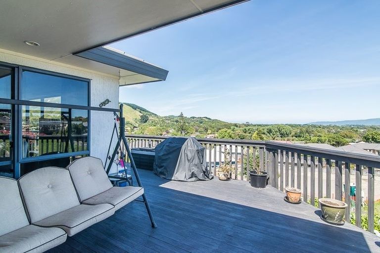 Photo of property in 54 Kakariki Grove, Waikanae, 5036