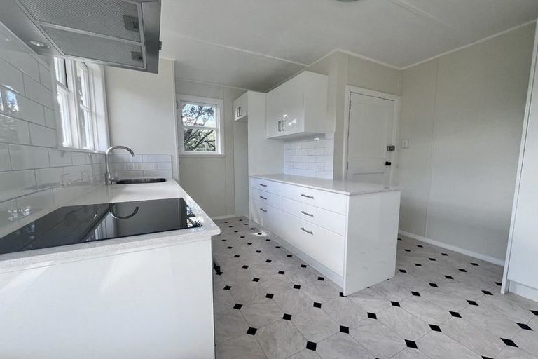 Photo of property in 100 Sidlaw Street, Strathmore Park, Wellington, 6022