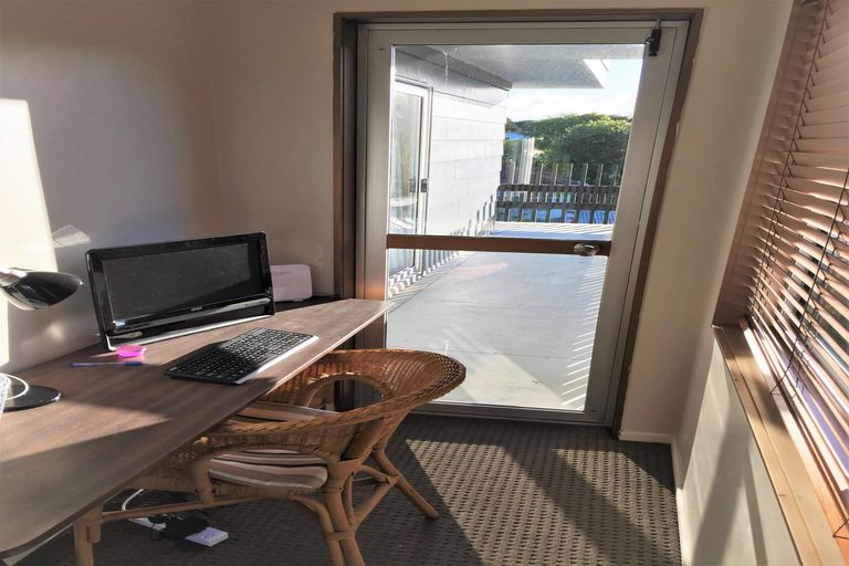 Photo of property in 35 Kemp Road, Massey, Auckland, 0614