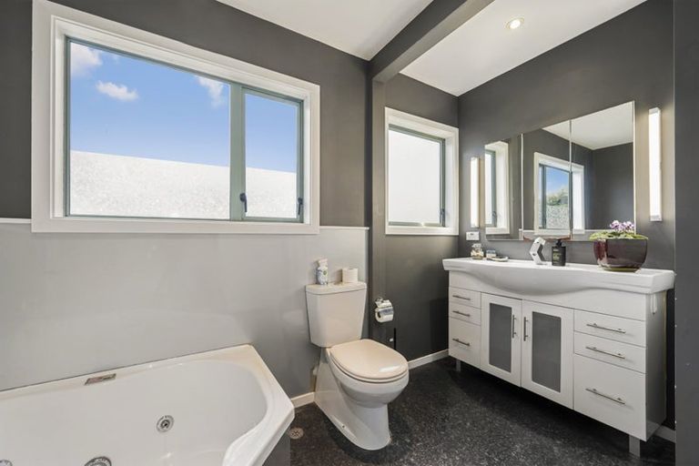 Photo of property in 11 Southern Cross Crescent, Island Bay, Wellington, 6023