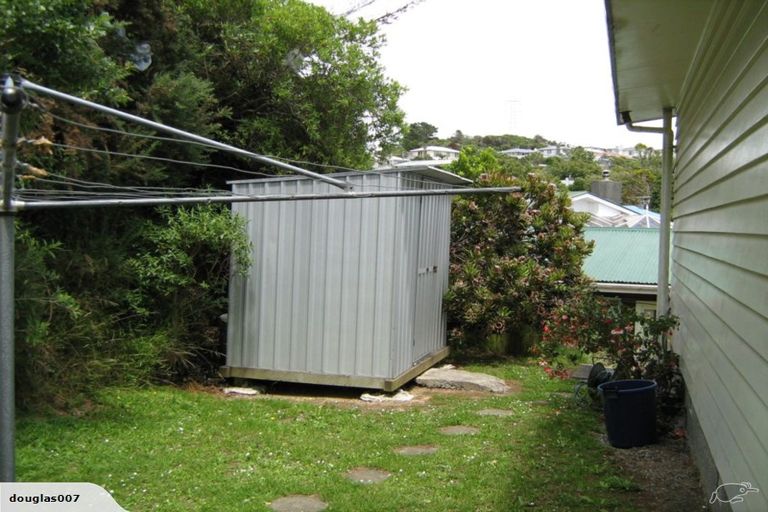 Photo of property in 8a Longcroft Terrace, Newlands, Wellington, 6037