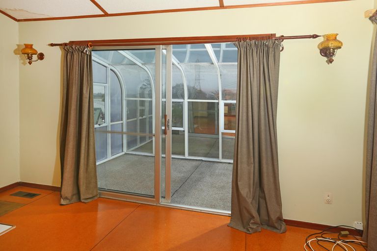 Photo of property in 6 Meadow Crescent, Te Atatu South, Auckland, 0602