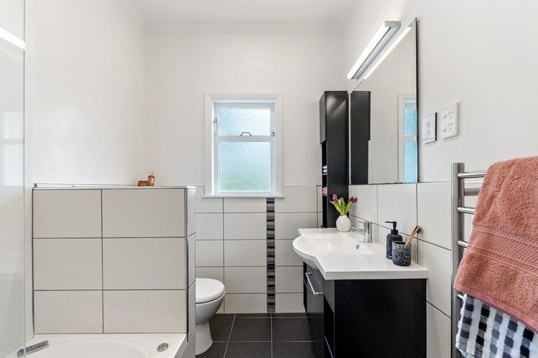 Photo of property in 7 Albemarle Road, Northland, Wellington, 6012