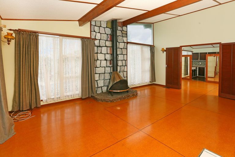 Photo of property in 6 Meadow Crescent, Te Atatu South, Auckland, 0602